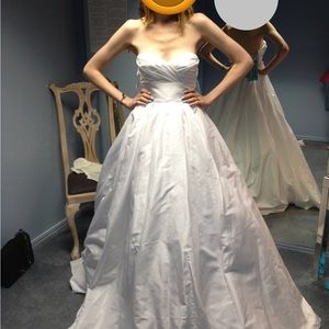 Wtoo beautiful White Gown size 2 extra long Debutante/Wedding/Quinceañera